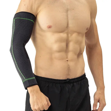 Homme portant un manchon bras de compression Cocoonease noir et vert, conçu pour le soutien musculaire et la récupération sportive.